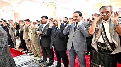 مجلس القيادة يؤدون صلاة عيد الفطر مع جموع المصلين في عدن